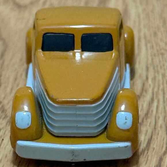 Vintage Ertl Bruce Wayne Batman Car DC Comics die-cast limousine 1992 yellow - Picture 1 of 6